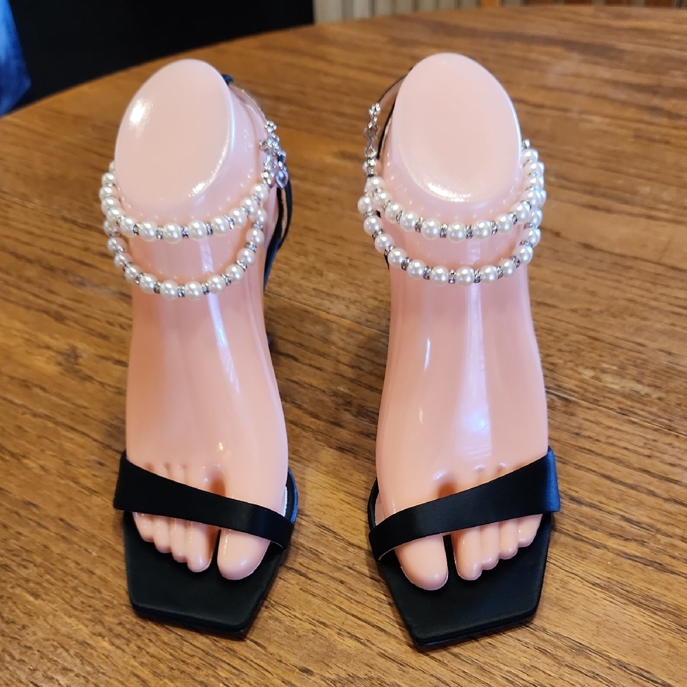 NEW Badgley Mischka Pearl Ankle Strap Size 6